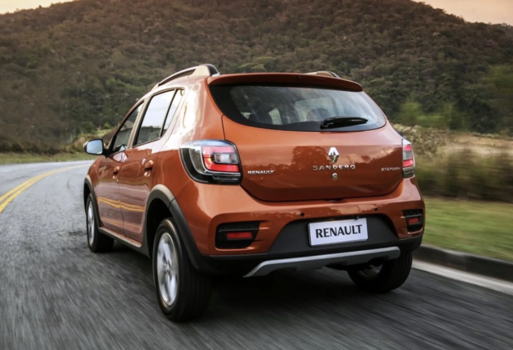 O Stepway 2015 Easy-R segue nos anúncios por espaço e altura. Mas ao sair, o câmbio mostra atraso e trancos que incomodam no uso diário.