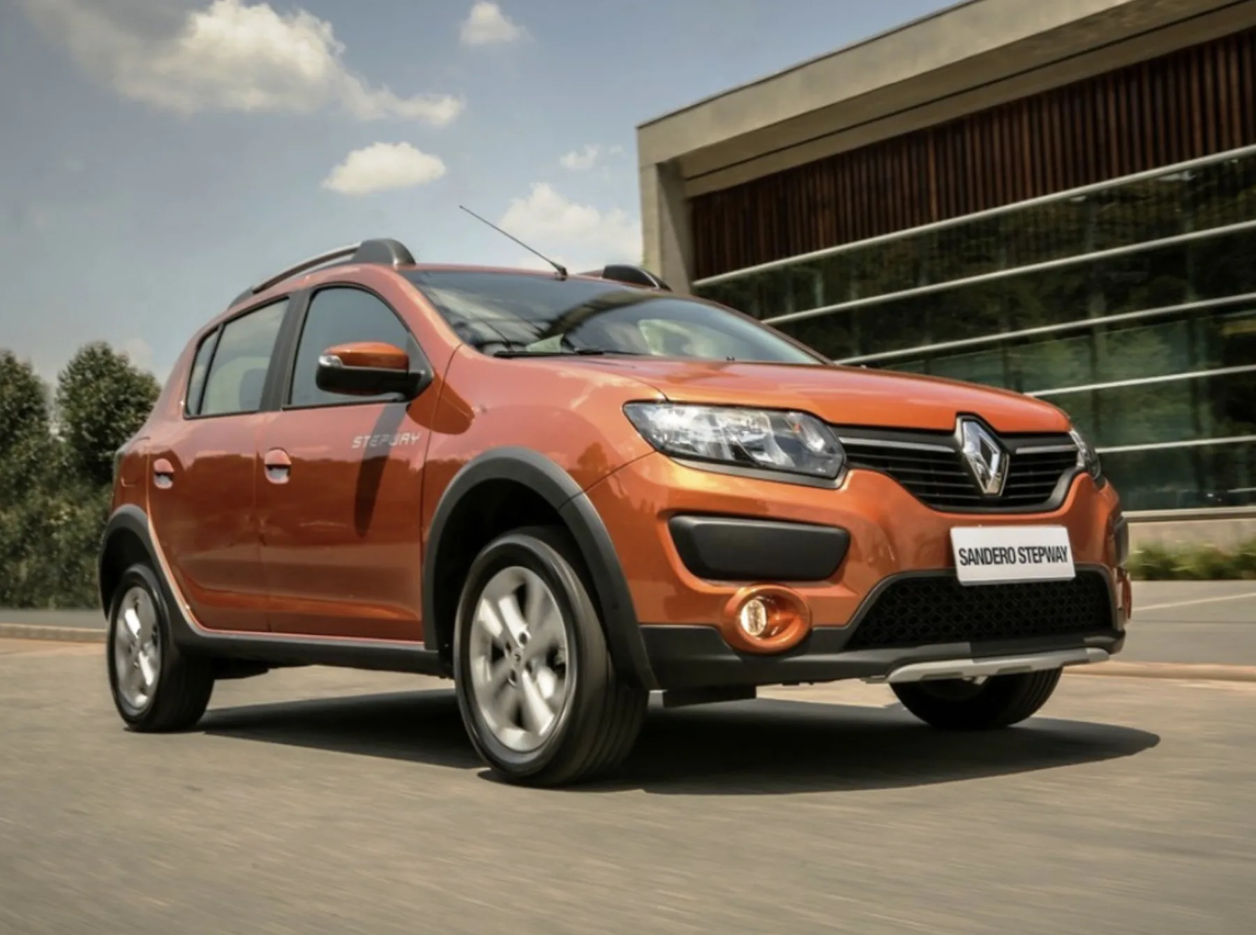 O Stepway 2015 Easy-R mantém valor por espaço e altura, mas o câmbio com trancos, manutenção incerta e histórico decisivo impactam diretamente a compra hoje.